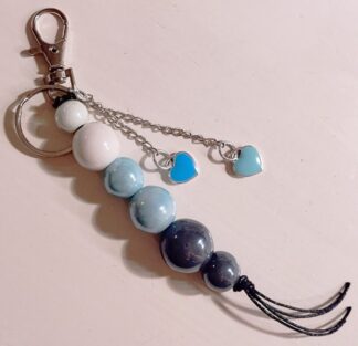 Avaimenperä keraamisilla helmillä ja sydänkoristeilla