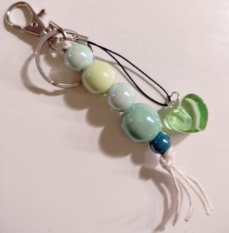 Avaimenperä keraamisilla helmillä ja sydänkoristeella