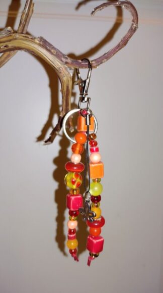 Avaimenperä keraamisilla ja lasihelmillä